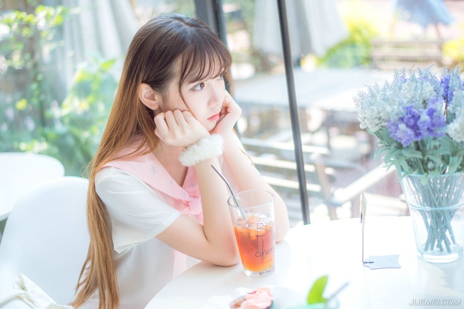 有一种人他信任你接纳你关心你理解你在乎你维护你，包容你他会为你毫无保留的付出，他能分享你的快乐，承接你的痛苦。你的冷暖他记在心里，你的安危他放在心上，他不允许别人对你有一丝一毫的侵犯伤害侮辱中伤。因为真正的爱情，离不开默默地奉献精心地守护，是真心地给予真心地付出。