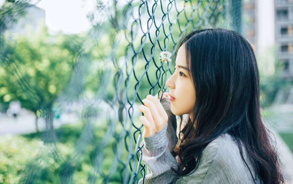 如果你对别人的苦难无动于衷，那么你就不配称为人。